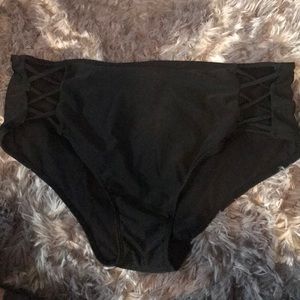 Black bikini bottoms w side cutouts